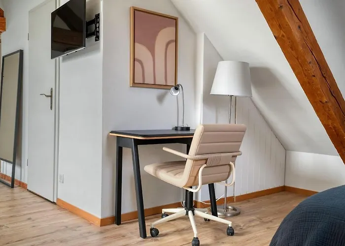 Eagle Charmante Dachgeschosswohnung Mit Design & Ausblick شقة